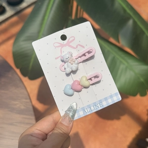 Lot de deux pinces à cheveux avec ours 3D et cœurs colorés en résine sur base rose