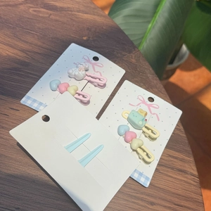 Détail de barrettes mignonnes avec ours rose et grille-pain sur carte support