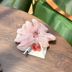 Chouchou en dentelle rose avec pendentifs cœurs rouges et nœud en ruban bleu