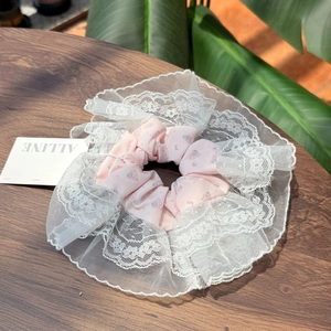 Chouchou floral rose avec dentelle raffinée, strass brillants et nœud élégant