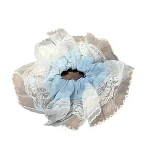 Chouchou bleu clair doux avec bordure en dentelle blanche et nœud délicat