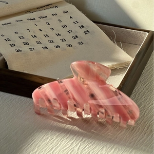 Pince à cheveux en acétate marbré rose avec design à 7 dents pour un style doux et élégant