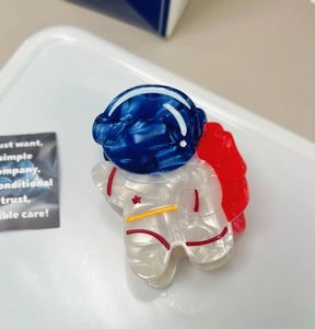 Pince à cheveux astronaute mignonne en acétate avec motif marbre blanc et casque bleu