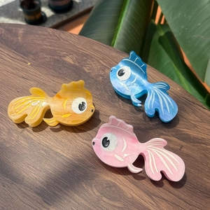 Pince à Cheveux Poisson Rouge en Acétate Douce Forme d'Animal Elégante Texture de Marbre Accessoires de Coiffure Femme Fête