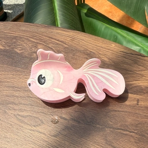 Pince à cheveux élégante en forme de poisson rouge rose avec texture marbrée