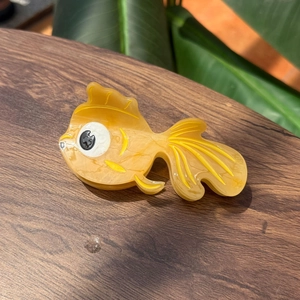 Pince à cheveux élégante en forme de poisson rouge en acétate avec fini ambre translucide