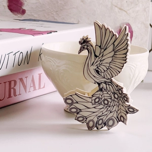 Eleganter Haarklammer-Pfau aus Acetat in Creme mit schwarzen Linienmustern für Damen