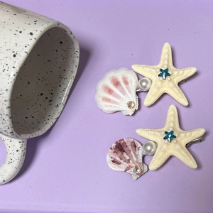Ensemble de pinces à cheveux étoile de mer et coquillage avec perles sur fond violet