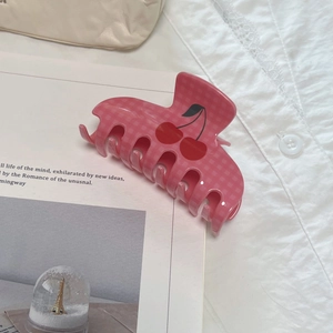 Pince à cheveux rose à carreaux avec motif cerise pour coiffures élégantes