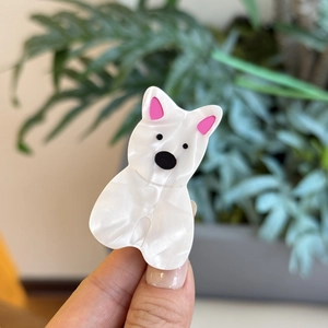 Χαριτωμένο κλάμερ μαλλιών σκυλάκι Westie από οξική κυτταρίνη με υφή μαρμάρου