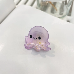 Détail de la mini pince à cheveux pieuvre violette avec paillettes et visage mignon