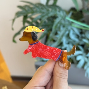 Κλιπ μαλλιών σκύλος dachshund από ασετάτ με ταρταρούγα φινίρισμα και χαριτωμένο καρό ρούχο