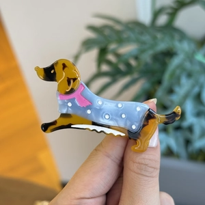 Κλιπ μαλλιών σκύλος dachshund από οξική κυτταρίνη με ταρταρούγα και μπλε πουά παλτό