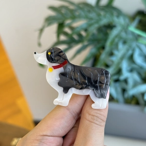 Λεπτομέρεια από κλιπ μαλλιών dachshund από ασπρόμαυρο οξικό υλικό με μάρμαρο