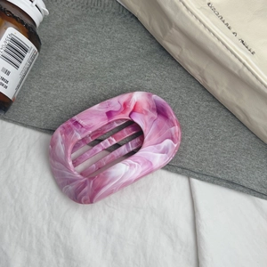 Pince à cheveux ovale élégante en acrylique avec motif marbré rose et blanc pour femme