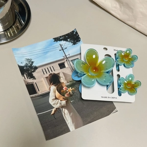 Gradient jelly flower hair clips set in blue and yellow on minimalist background
