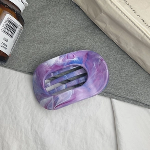 Pince à cheveux élégante en acrylique mat marbré violet et bleu pour coiffure femme