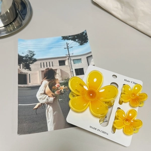 Three-piece set of gradient yellow petal hair clips with large claw and side mini clips