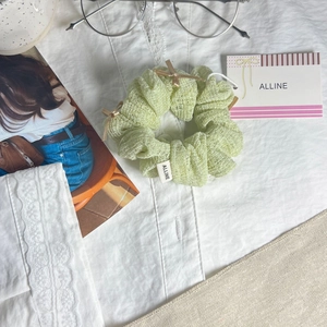Chouchou en dentelle vert clair avec petits nœuds champagne sur chemise brodée