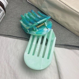 Détails des pinces à cheveux en acrylique marbré avec dégradés bleu-vert et menthe
