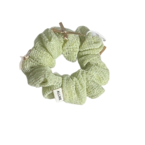 Chouchou minimaliste vert clair avec nœud en ruban champagne et texture plissée douce