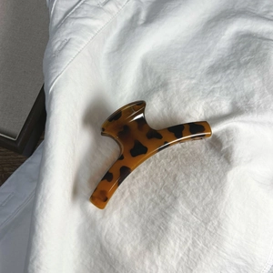 Pince à cheveux léopard de style français 11,5 cm effet écaille sur tissu blanc doux