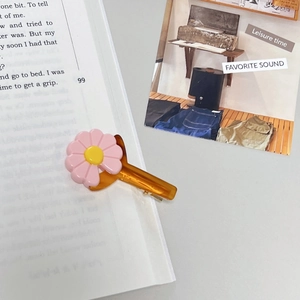 Daisy flower hair clip in pink and amber colors for a sweet Korean style look