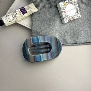Pince à cheveux élégante en marbre bleu mat avec un design minimaliste et raffiné