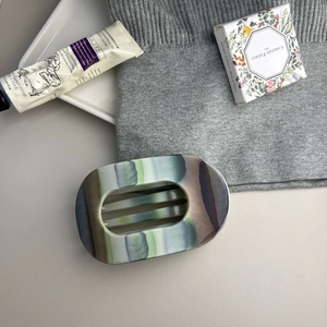 Pince à cheveux mate en acétate à rayures avec élégant motif marbré coloré pour femme