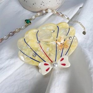 Shell-shaped acetic acid hair claw with starfish and a pearl necklace with clover pendant