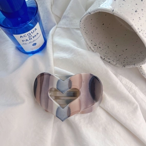 Elegante molletta per capelli a cuore con trama marmorizzata viola per acconciature donna