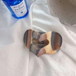 Elegante pinza per capelli a forma di cuore in resina opaca con motivo marmorizzato su lino