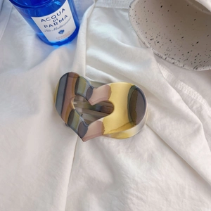 Elegante pinza per capelli a forma di cuore in acetato con strisce verticali opache colorate