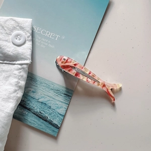 Elegante fermaglio per capelli a forma di pesce in acetato con trama marmorizzata rosa