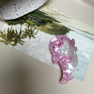 Pince à cheveux en acrylique rose nacré en forme de dauphin sur carte décorative
