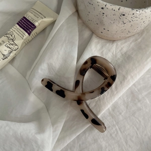 Pinza per capelli 8cm con motivo tartarugato e design incrociato su tessuto bianco