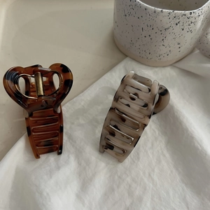 Set di mollette per capelli da 8 cm tartarugate e marmorizzate su tessuto neutro