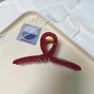 Elegant 12.5cm dark red translucent shark hair claw clip in a stylish twisted ring design