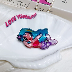 Chic acrylic mermaid hair claw clip with colorful gradient finish in shell tray