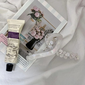 Elegante pinza para el cabello blanca iridiscente con detalles de flores de cristal