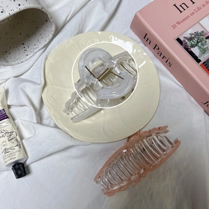 Elegantes pinzas para el cabello de flores en acrílico transparente y resina rosa suave