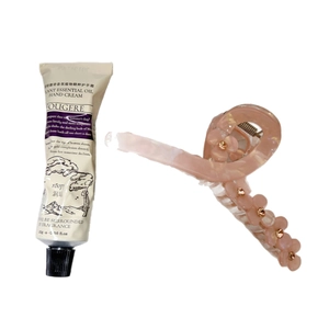 Elegante pinza para el pelo con flores rosas y set de crema de manos con aceites