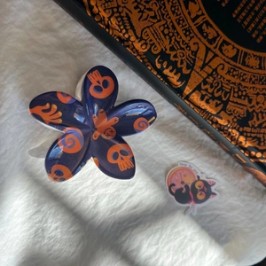 Pince à cheveux fleur d'Halloween violette avec motifs de crânes et fini brillant