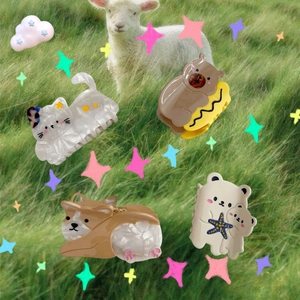 Detail von niedlichen Tierhaarklammern mit Katze, Bär und Koala aus hochwertigem Acetat-Material