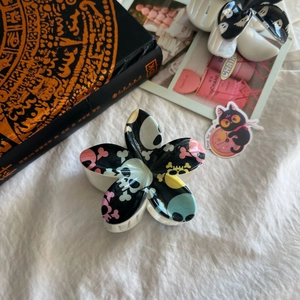 Pince à cheveux fleur avec pétales noirs et motifs de crânes colorés pour femme