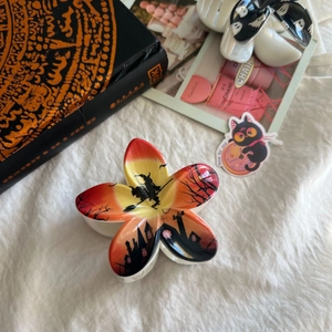 Pince à cheveux fleurie avec motifs citrouille d'Halloween et château sur fond blanc