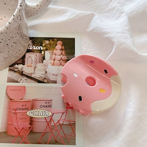 Pinza per capelli a forma di ciambella rosa con zuccherini colorati e accenti crema