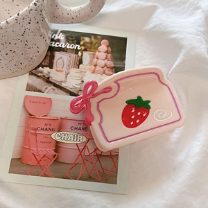 Dettaglio del fermaglio per capelli alla fragola rosa con fiocco e finitura lucida