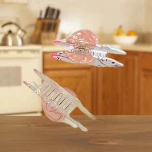 Detail of cute mouse hair claw set with pink gradient and polished acetate finish