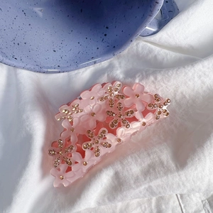 Pince à cheveux élégante en acrylique rose avec strass champagne et fleurs en 3D